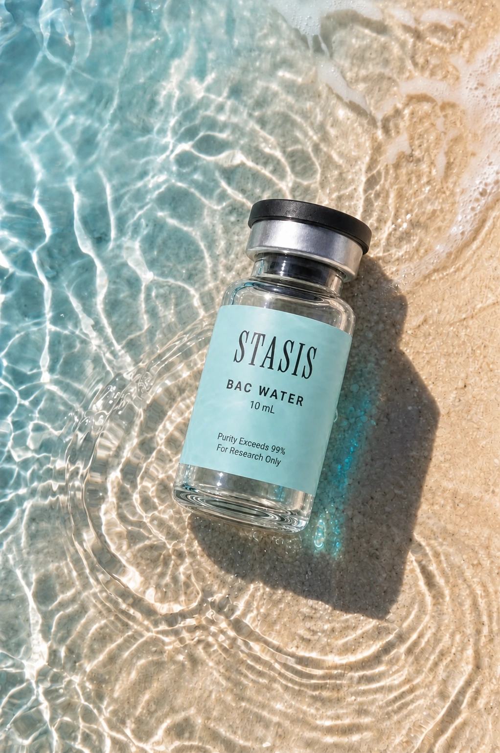 Vial de BAC Water de Stasis en agua transparente junto a la orilla