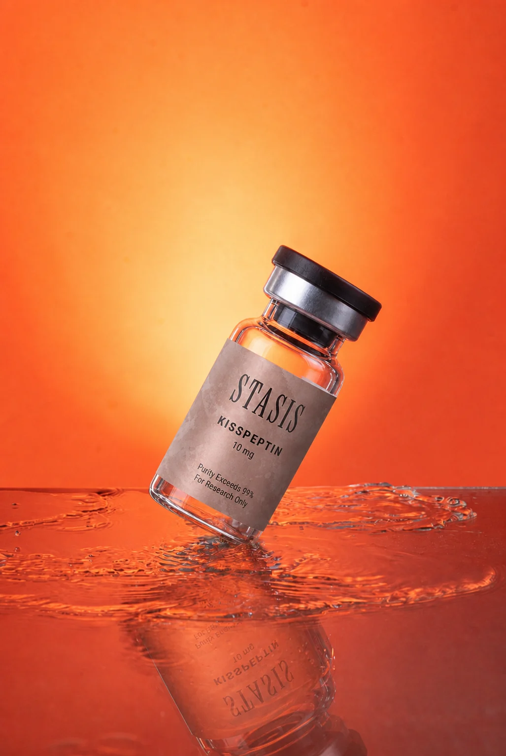 Vial de Kisspeptin de Stasis sobre una superficie de agua naranja